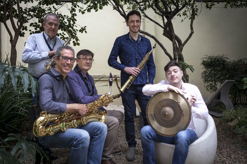O Barlavento num jardim, com saxofones e prato de bateria