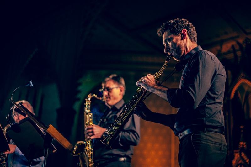 Saxofonista soprano em solo